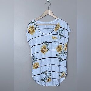 Light weight floral tee shirt large